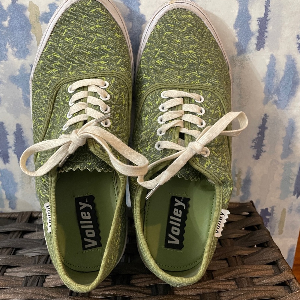 *like NEW*. Valley brand Green “foliage style” shoes. Size 9